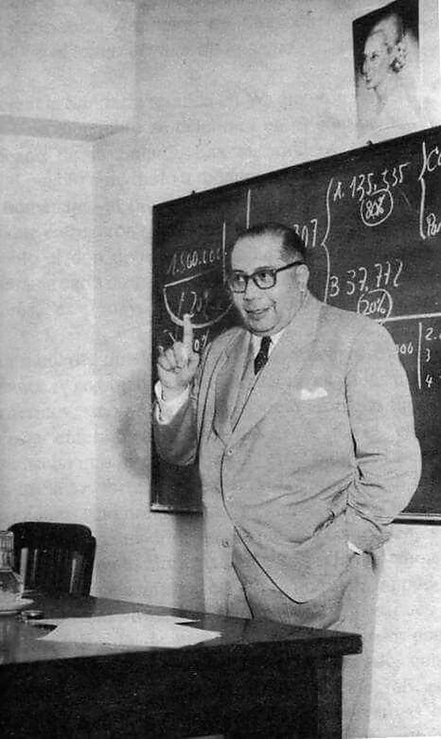 Ramón Carrillo dando una clase frente a un pizarrón