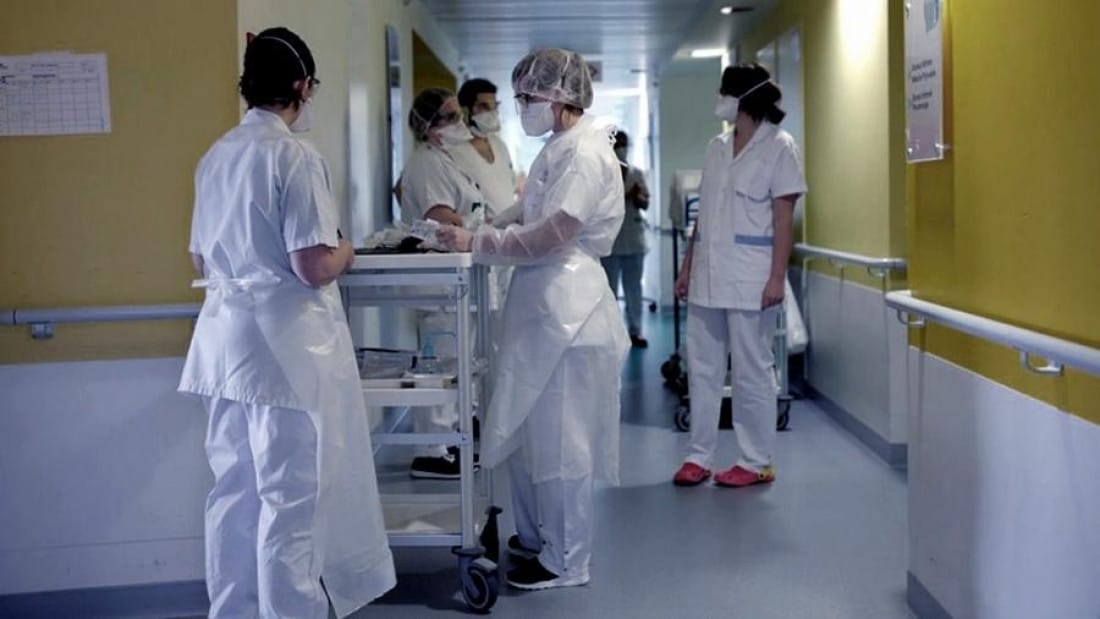 Enfermeras y médicos en un pasillo de hospital