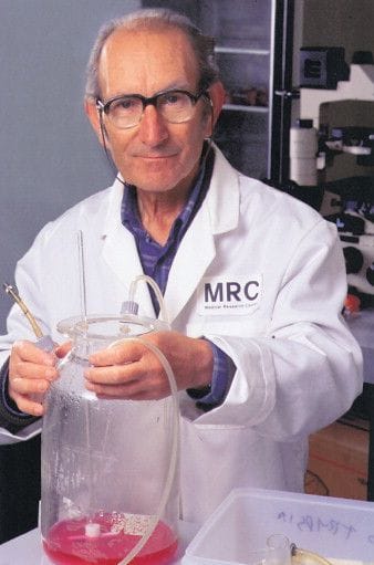 César Milstein en su laboratorio