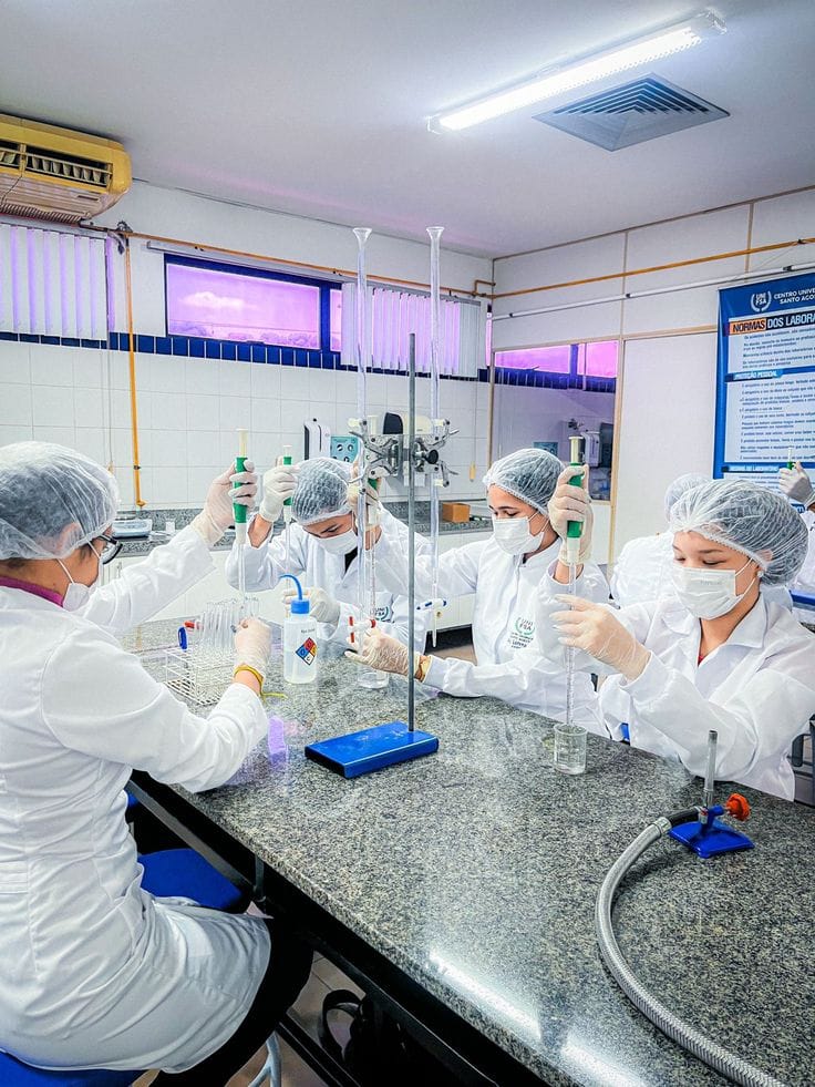 Estudiantes trabajando en un laboratorio público