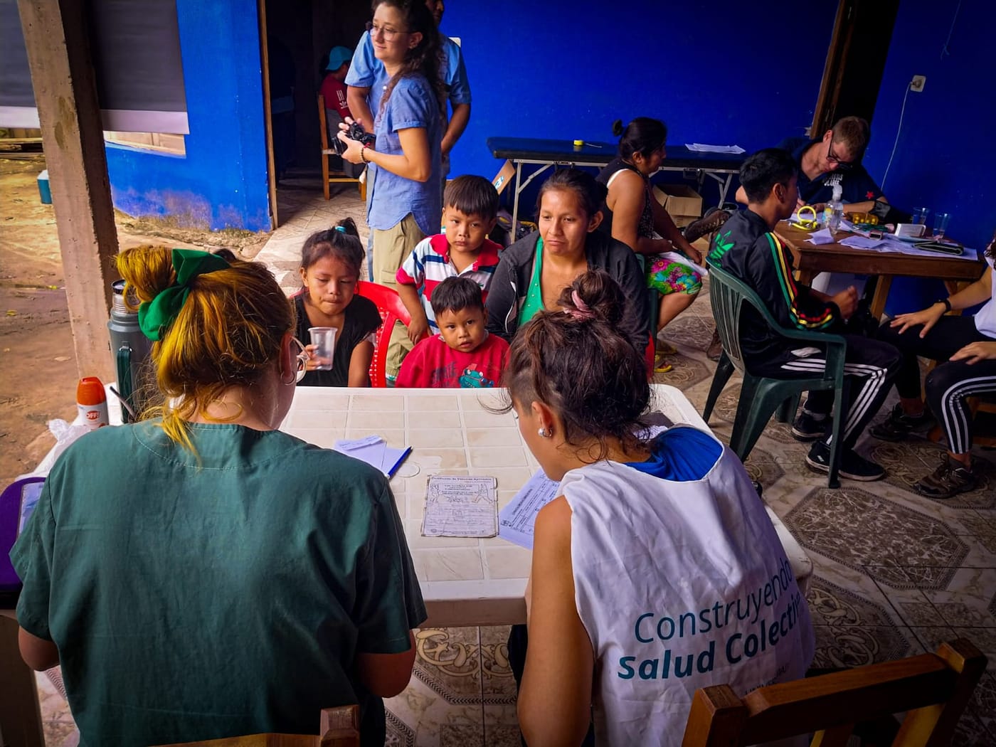 Brigada sanitaria atendiendo a familias en el territorio