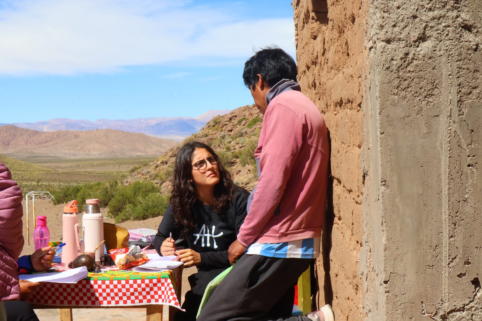 Consulta a cielo abierto en un paraje de altura